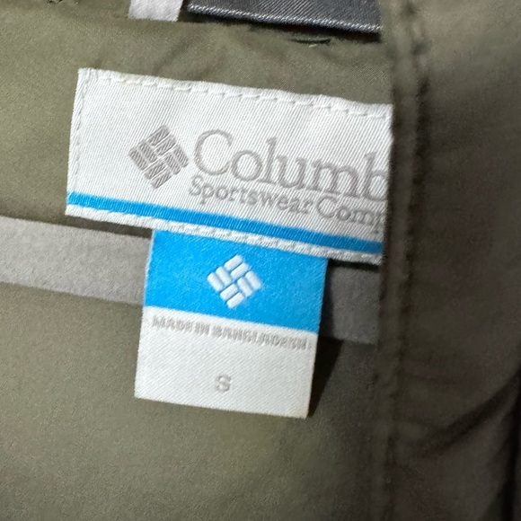 COLUMBIA Women’s Pike Lake Insulated Vest with Hoodie in Green - Picture 5 of 12